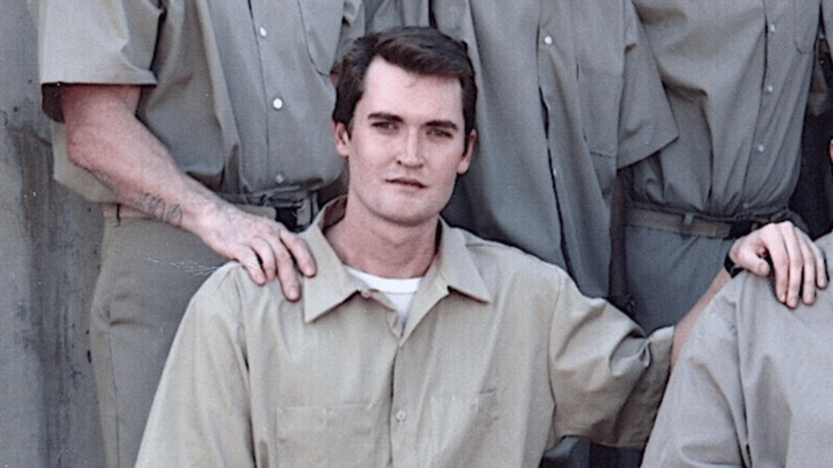 Trump signs executive order to pardon Ross Ulbricht